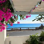 Vila Unique Beachfront Cycladic @ *