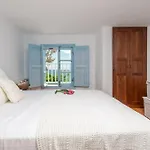 Vila Unique Beachfront Cycladic @ *