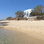Vila Unique Beachfront Cycladic @ *